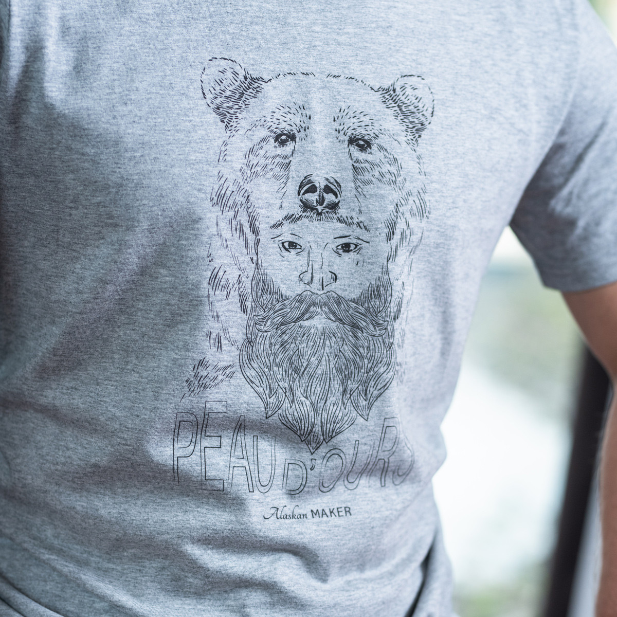 Homme En T-shirt Diffusant Une Photo De Point De Vue En Direct Cachant Son  Visage Derrière Un Ours En Peluche Doux