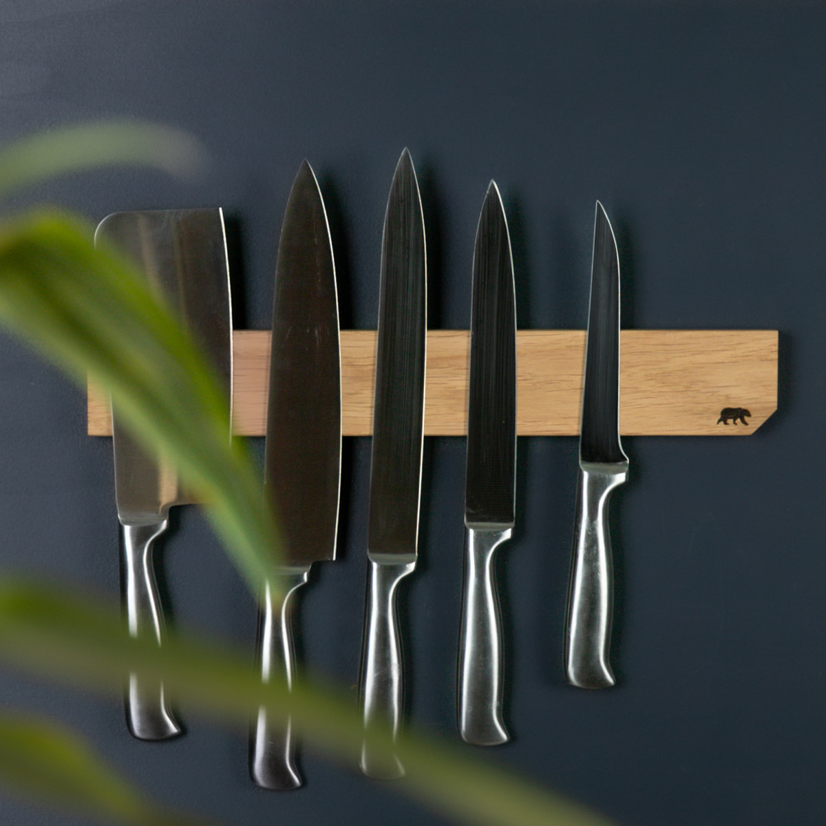 Barre porte-couteaux aimantée en bois