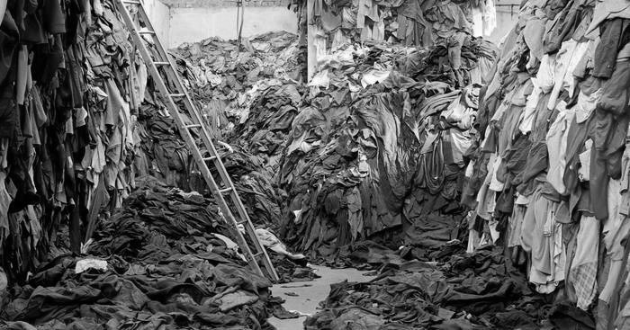 Image montrant des tonnes de vêtements jetés Réduire notre consommation